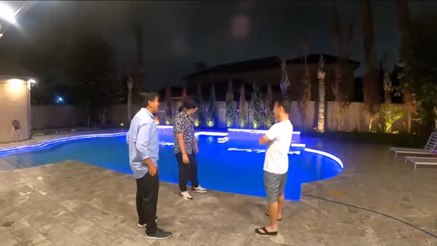 Trong một clip của Khoa Pug trước đây, dân mạng nhận ra cơ ngơi của triệu phú Johnny Đặng rộng rãi với khu bể bơi hiện đại.