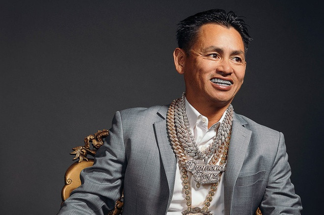 Johnny Đặng (sinh năm 1974) là một trong số ít người Việt thành công trên đất Mỹ. Johnny Đặng được mệnh danh là "ông vua kim hoàn".