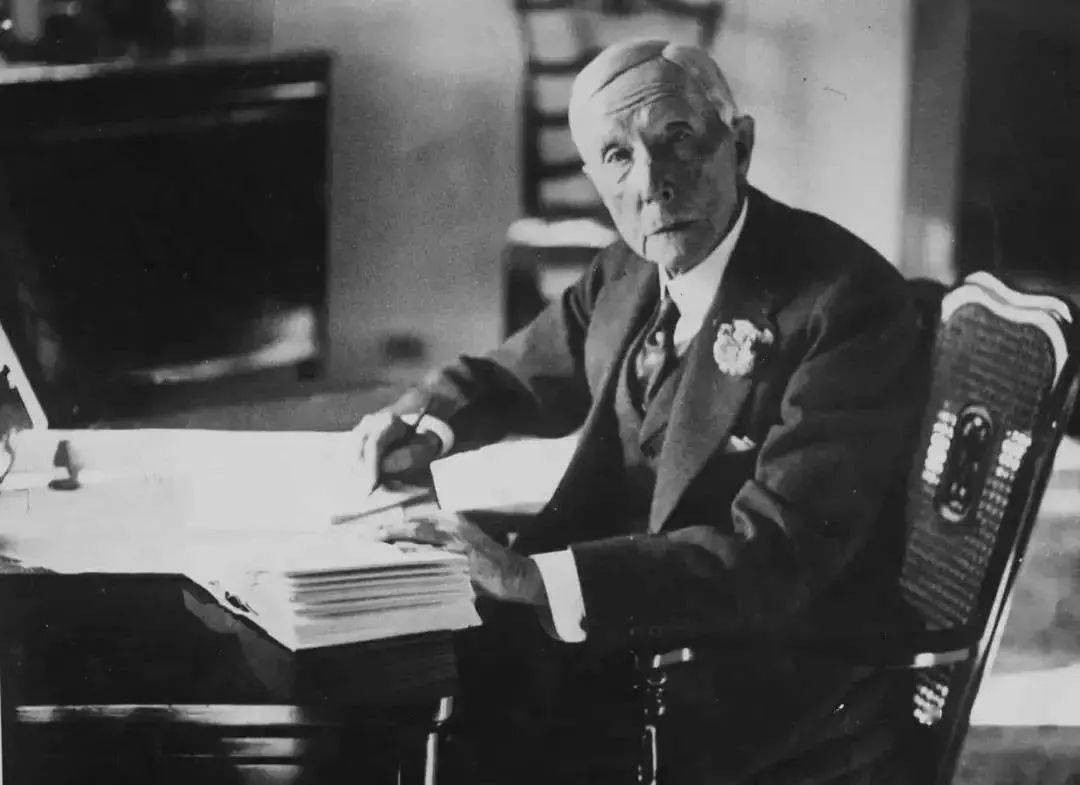 Ngày 26/9/1855, một công ty buôn bán ở Cleveland (Mỹ) đã thuê Rockefeller làm trợ lý kế toán. Kể từ năm đó trở đi, ông trùm dầu mỏ coi đó là ngày kỷ niệm bước chân vào thế giới kinh doanh. Ông coi ngày này quan trọng hơn ngày sinh nhật của mình.