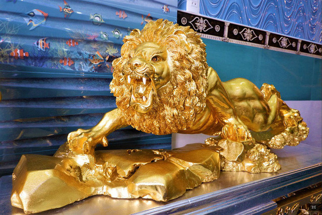 Chủ nhân căn nhà khẳng định, toàn bộ nội thất đều được dát vàng, tuỳ vào giá trị và đặc tiếng riêng sẽ chọn vàng ở độ tuổi khác nhau để dát. Ảnh: Internet