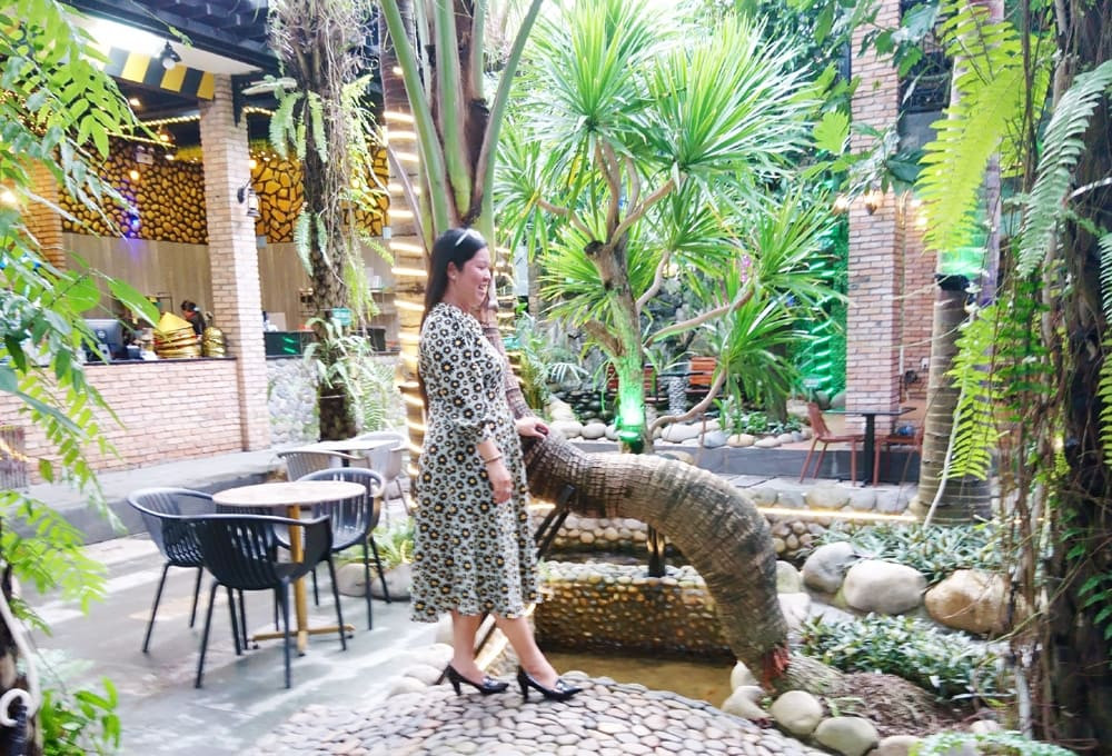 Trong khuôn viên 1.500m2 còn có quán cà phê sân vườn Zone7 với dàn cây cảnh độc đáo, hiếm có cùng hàng trăm tấn sỏi đá được bài trí cẩn thận. Ảnh: Internet