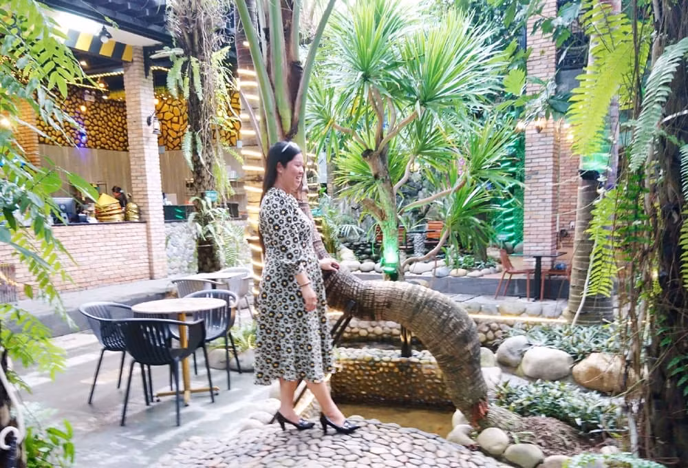 Trong khuôn viên 1.500m2 còn có quán cà phê sân vườn Zone7 với dàn cây cảnh độc đáo, hiếm có cùng hàng trăm tấn sỏi đá được bài trí cẩn thận. Ảnh: Internet