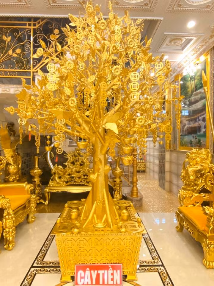 Quán cafe này cùng cung điện dát vàng tạo thành một quần thể du lịch độc đáo, được nhiều du khách yêu thích. Ảnh: Facebook