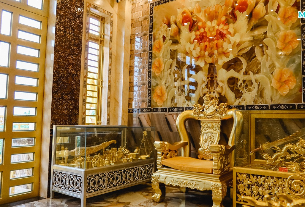 Các vật phẩm trong ngôi nhà dát vàng được sưu tầm từ khắp nơi trên thế giới, trong đó có nhiều đồ trang trí quý giá, độc đáo như tam kiếm song phủ, bản sao ấn chỉ của vua...Ảnh: Mientaycogi