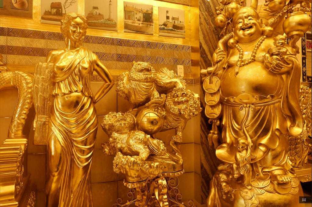 Vàng lá được cán mỏng dát trực tiếp lên sản phẩm, trải qua nhiều công đoạn dát, dán...cuối cùng phết một lớp sơn bón thành lớp bảo vệ để vàng dát không bị bong ra. Ảnh: Internet