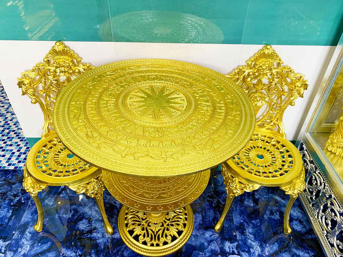 Bàn ghế có hoạ tiết trống đồng đẹp mắt. Ảnh: Internet