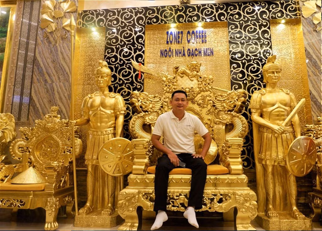 Cơ ngơi 3 tầng này vốn tên là "Ngôi nhà gạch men", do chủ nhân sưu tầm hơn 100 mẫu gạch men mạ vàng quý hiếm ở Ấn Độ, Trung Quốc về để ốp, trang trí lên nhà. Ảnh: Facebook