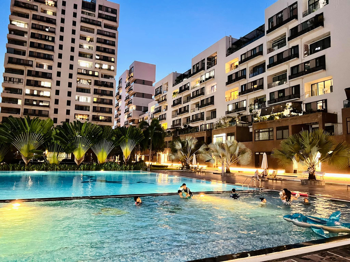 Bể bơi trong khu căn hộ mới của vợ chồng nam ca sĩ.