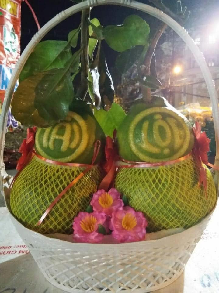 Các năm trước, mỗi trái bưởi hồ lô khắc chữ được bán với giá 250.000 - 1,2 triệu đồng (tuỳ kích cỡ). Ảnh: Facebook