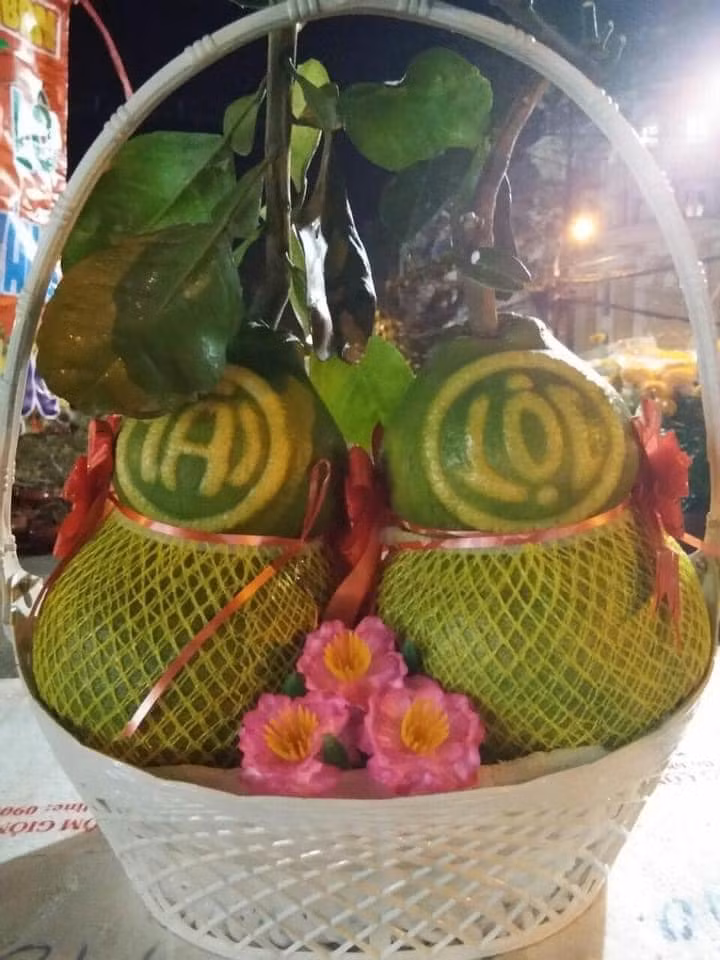 Các năm trước, mỗi trái bưởi hồ lô khắc chữ được bán với giá 250.000 - 1,2 triệu đồng (tuỳ kích cỡ). Ảnh: Facebook