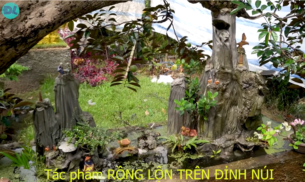 Dưới thân rồng là tiểu cảnh núi non đẹp mắt.