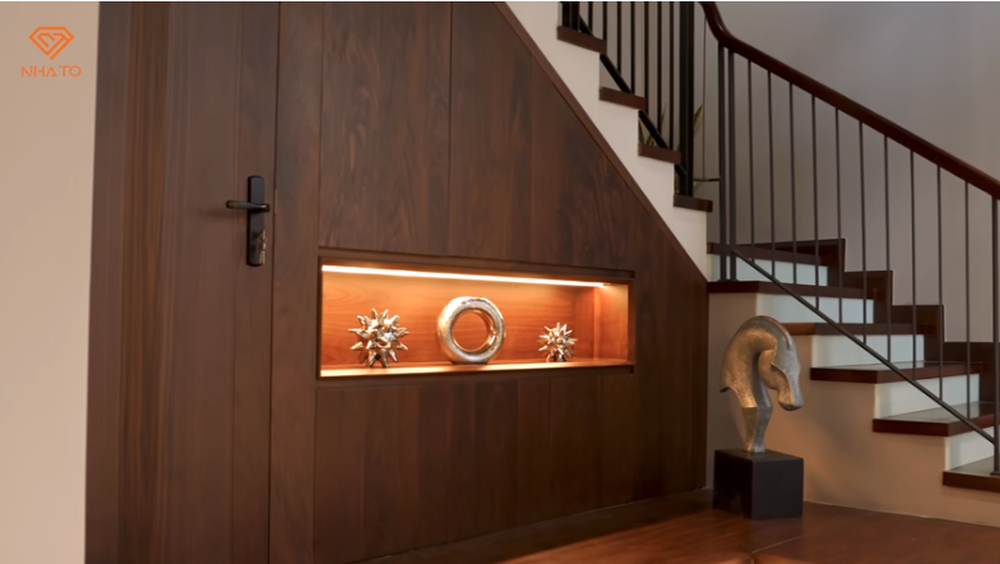 Không gian dưới gầm cầu thang được tận dụng đặt tủ kho và tủ để giày.