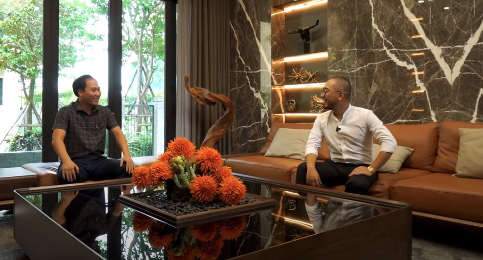 Phòng khách sử dụng nội thất tạo điểm nhấn như chiếc bàn gỗ to mang đến sự sang trọng.