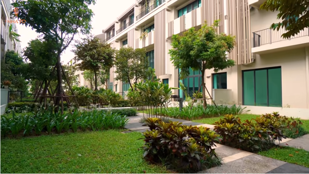 Phía sau căn nhà là một khoảng sân vườn thoáng mát. Nguồn ảnh: chụp màn hình Nhato
