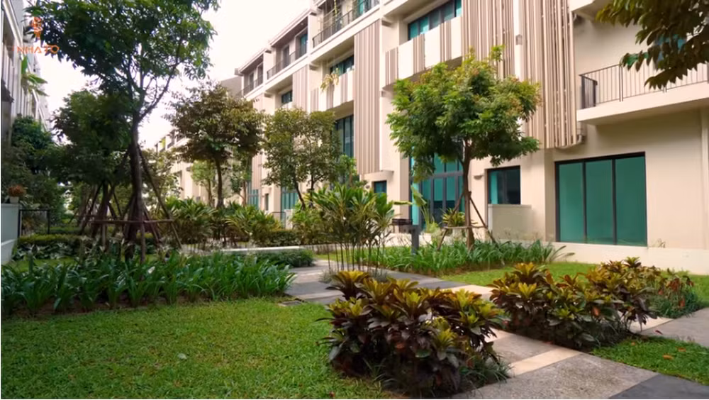 Phía sau căn nhà là một khoảng sân vườn thoáng mát. Nguồn ảnh: chụp màn hình Nhato