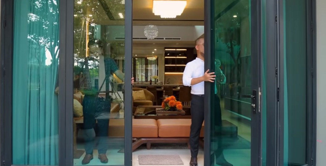 Hệ thông cửa lùa gập thông minh vừa gọn gàng vừa tận dụng được tối đa không gian để đón không khí vào trong nhà.