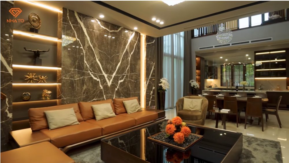 Tầng 1 bao gồm 1 phòng khách, bếp, quầy bar, 1 phòng ngủ dành cho người giúp việc và 1 nhà vệ sinh.