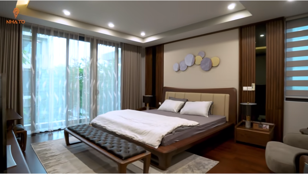 Phòng ngủ master của vợ chồng gia chủ rộng 20m2, thiết kế đơn giản.