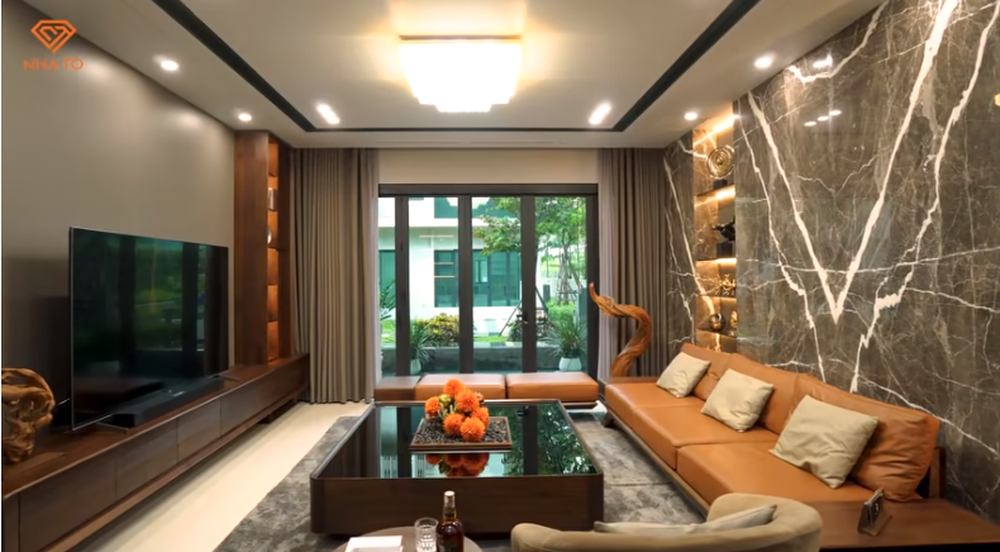 Tổng chi phí cho sofa và bàn trà khoảng 400 triệu đồng.