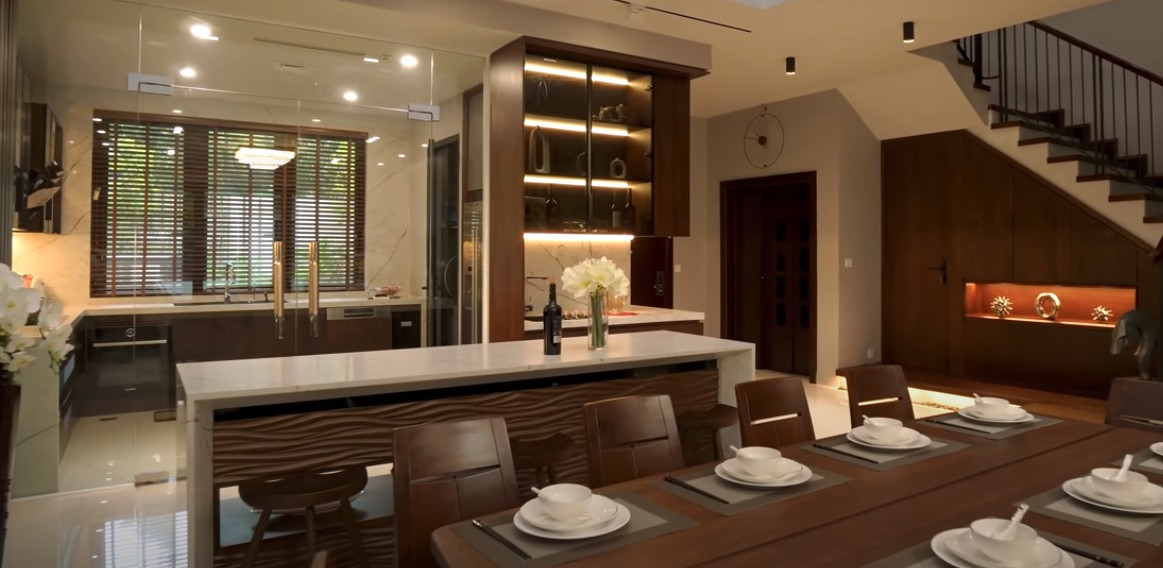 Khu bếp thiết kế mở thông và làm cửa kính tăng tính thông thoáng, view nhìn được xung quanh.