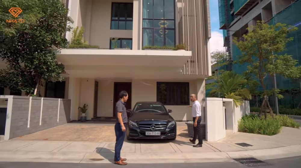 Vừa qua, kênh Youtube "Nhà to" giới thiệu một căn biệt thự hơn 40 tỷ đồng trong trung tâm quận Hà Đông (Hà Đông).