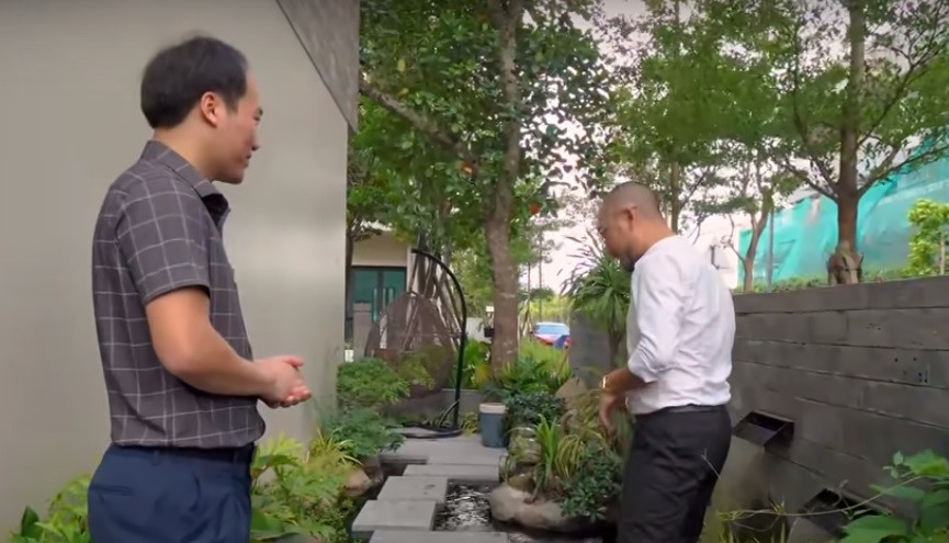 Đáng chú ý, công trình đã hoàn thành được nửa năm nhưng gia chủ vẫn chưa dọn về ở. Vì thế, căn biệt thự 45 tỷ này chỉ "dành cho cô giúp việc" đến dọn dẹp.