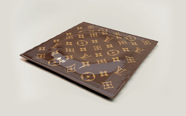 Một chiếc bao cao su Louis Vuitton có giá tới 1,5 triệu đồng.