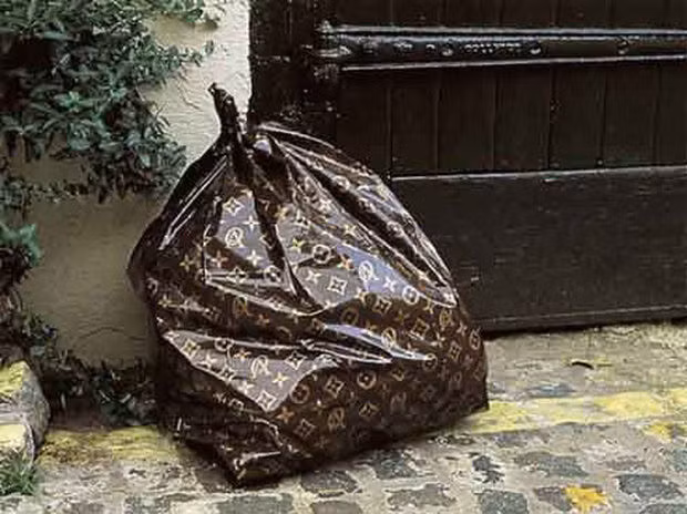 Túi rác Louis Vuitton có giá 10 USD, tương đương với 226.000 đồng. Như vậy, mỗi lần đổ rác là vứt đi hơn 200.000 đồng.