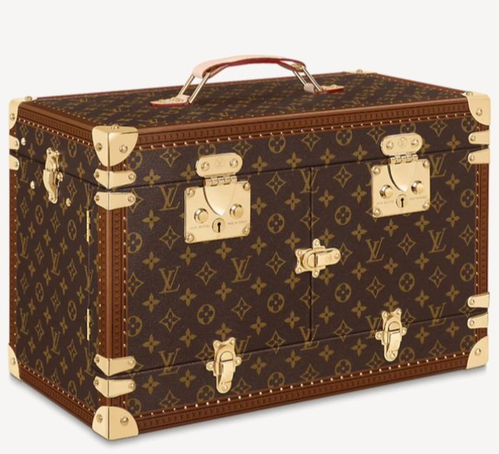 Mới đây, Louis Vuitton đã cho ra mắt bộ mạt chược làm bằng gỗ óc chó Mỹ. Đây là sản phẩm để tôn vinh văn hóa bản địa Trung Hoa - một thị trường lớn nhất của thương hiệu này.