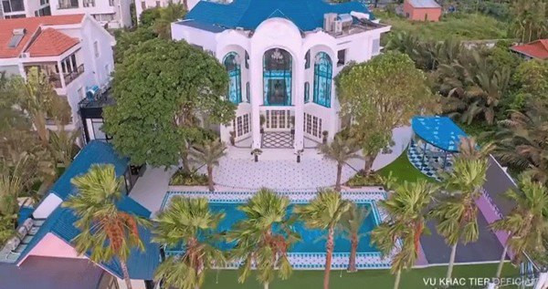 Cách đây không lâu, Vũ Khắc Tiệp khiến dân tình ngạc nhiên khi xây hẳn căn biệt thự hoành tráng view sông Sài Gòn để làm "nhà chung" cho các người mẫu nội y.