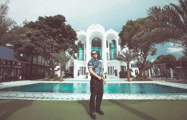 Bao quanh biệt thự của Vũ Khắc Tiệp là hồ bơi và khu vườn rợp bóng mát.