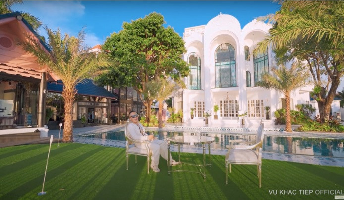 Ông bầu tiết lộ, chỉ riêng số tiền thi công căn biệt thự này đã đủ để mua được 2-3 căn biệt thự mới tinh.