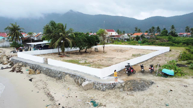 Mới đây, trên trang cá nhân, Phan Như Thảo chia sẻ hình ảnh về mảnh đất mới tậu của gia đình kèm lời nhắn: "Em không mong gì đâu, chỉ mong mỗi tháng một mảnh đất thôi Nguyễn Đức An". Ảnh: FBNV