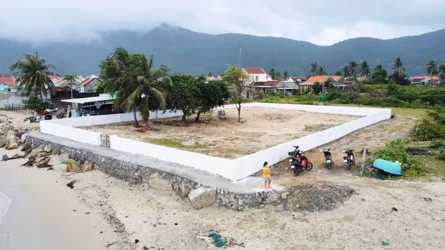 Mới đây, trên trang cá nhân, Phan Như Thảo chia sẻ hình ảnh về mảnh đất mới tậu của gia đình kèm lời nhắn: "Em không mong gì đâu, chỉ mong mỗi tháng một mảnh đất thôi Nguyễn Đức An". Ảnh: FBNV