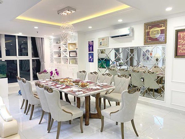 Cạnh bàn ăn Phi Thanh Vân trang trí gương cách điệu.