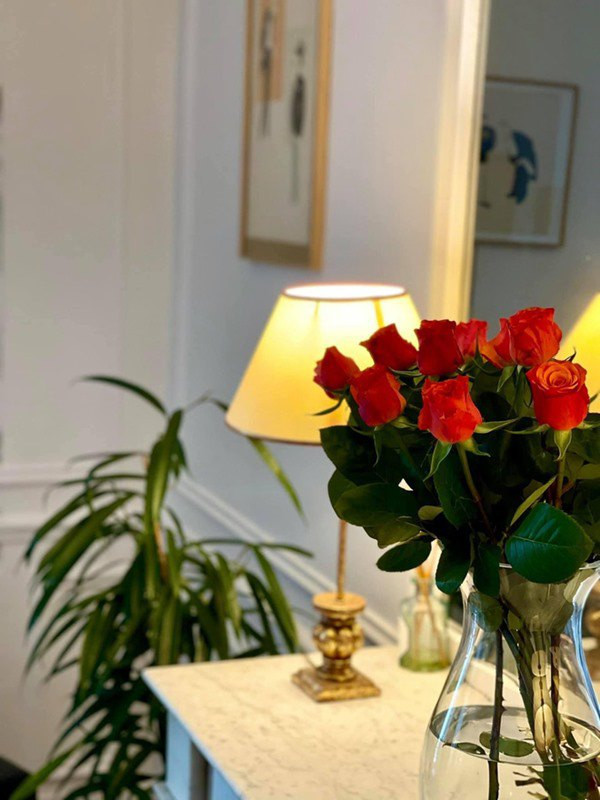 Căn hộ mới của nữ ca sĩ được phủ tường màu trắng với dàn nội thất có tông màu vàng - kem và đen quý phá.