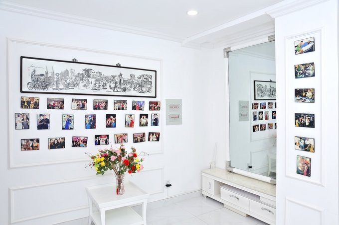 Trên tường nhà, diễn viên trang trí các khung ảnh về bạn bè, đồng nghiệp.