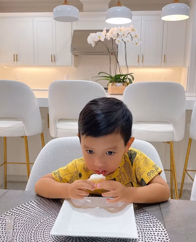 Không gian bếp tiện nghi với gam màu trắng sáng sủa.