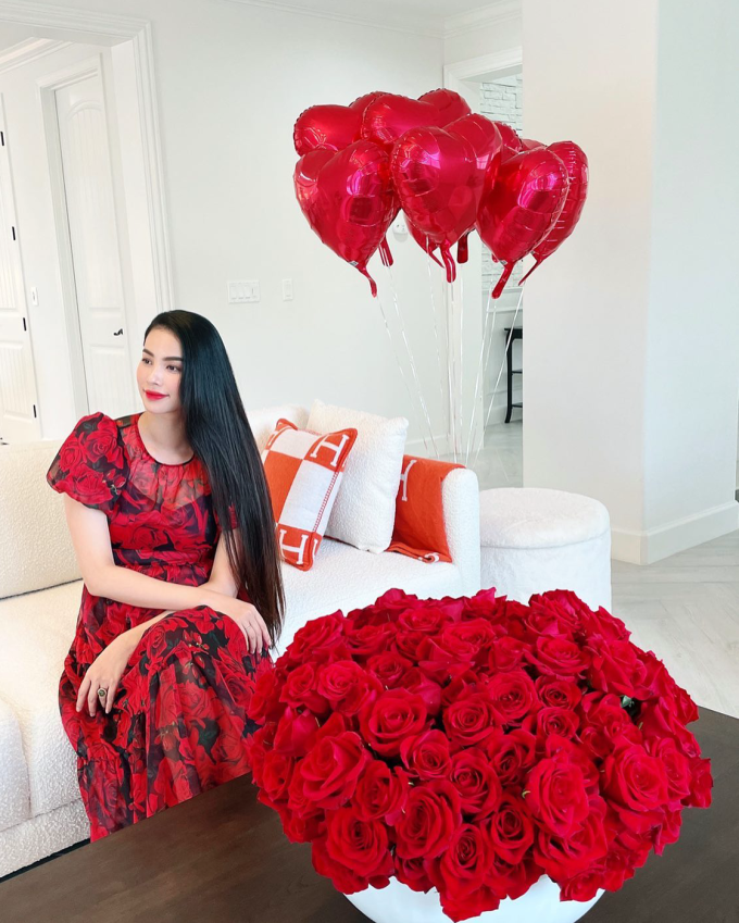 Những ngày qua, trên trang cá nhân, Hoa hậu Phạm Hương liên tục cập nhật hình ảnh trong một không gian sống mới rộng rãi, thoáng đãng hơn.