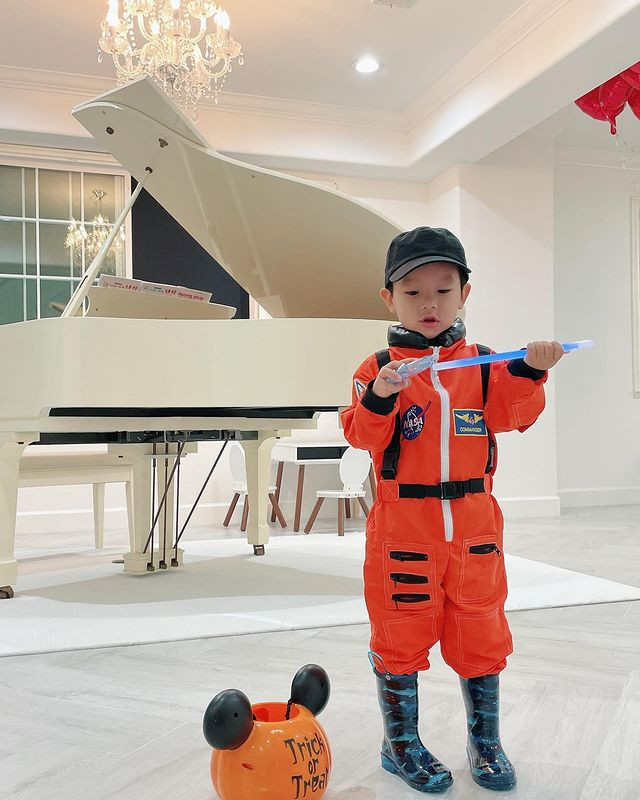 Một cây đàn piano lớn được đặt tại tầng 1 làm điểm nhấn.