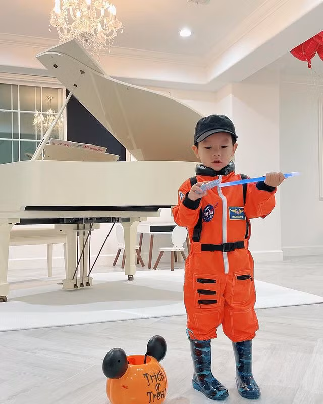 Một cây đàn piano lớn được đặt tại tầng 1 làm điểm nhấn.