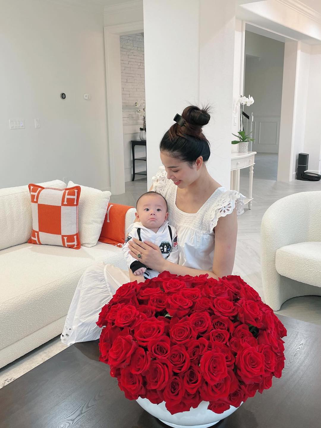 Phòng khách đơn giản nhưng không kém phần tinh tế.