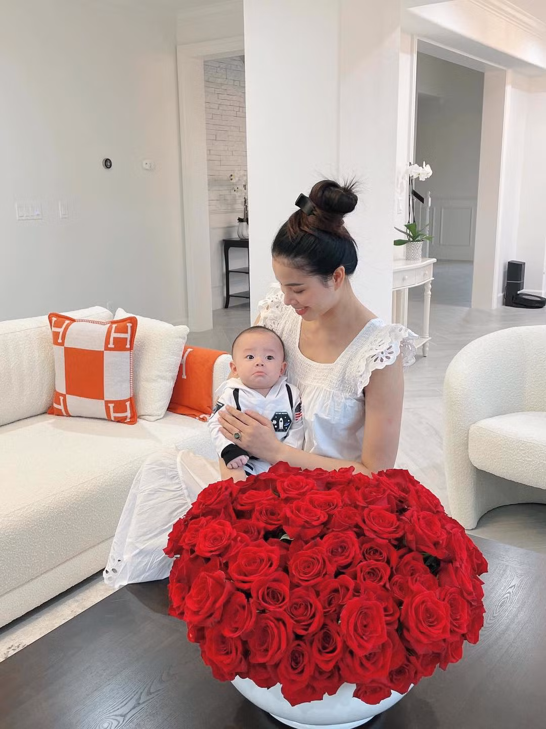 Phòng khách đơn giản nhưng không kém phần tinh tế.