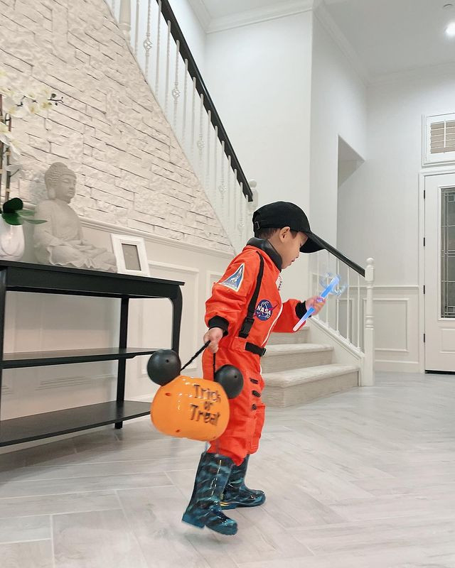 Ngay cửa ra vào là cầu thang dẫn lên lầu hai.