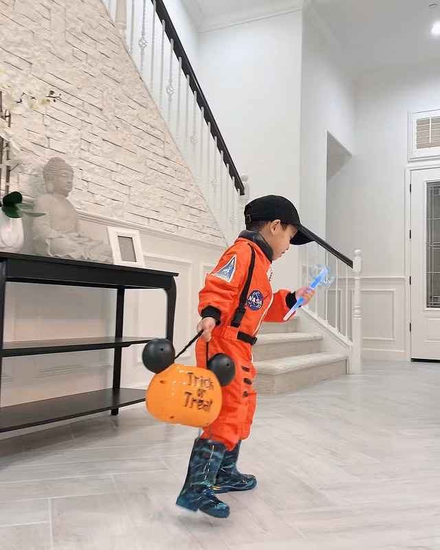 Ngay cửa ra vào là cầu thang dẫn lên lầu hai.