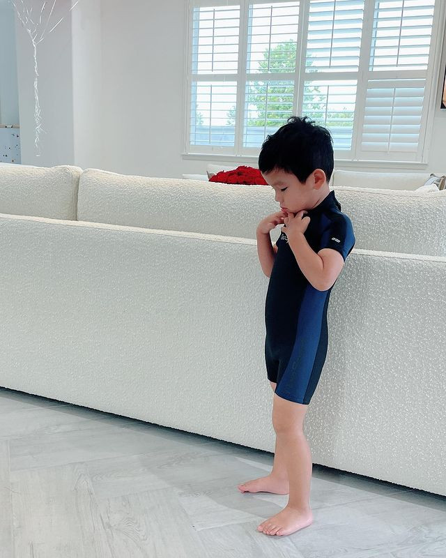 Cửa sổ lớn giúp đón ánh nắng và không khí trong lành.