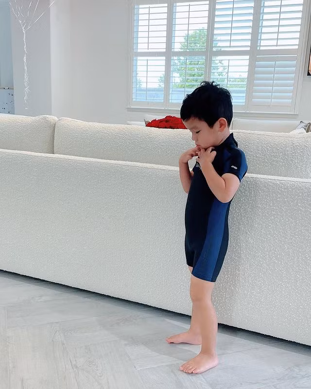 Cửa sổ lớn giúp đón ánh nắng và không khí trong lành.