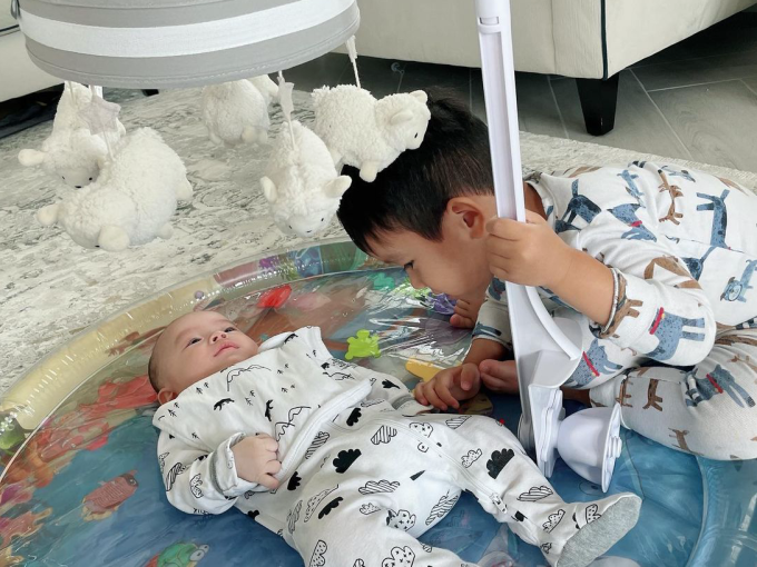 Phòng khách rộng lớn cũng là nơi vui chơi của hai con.