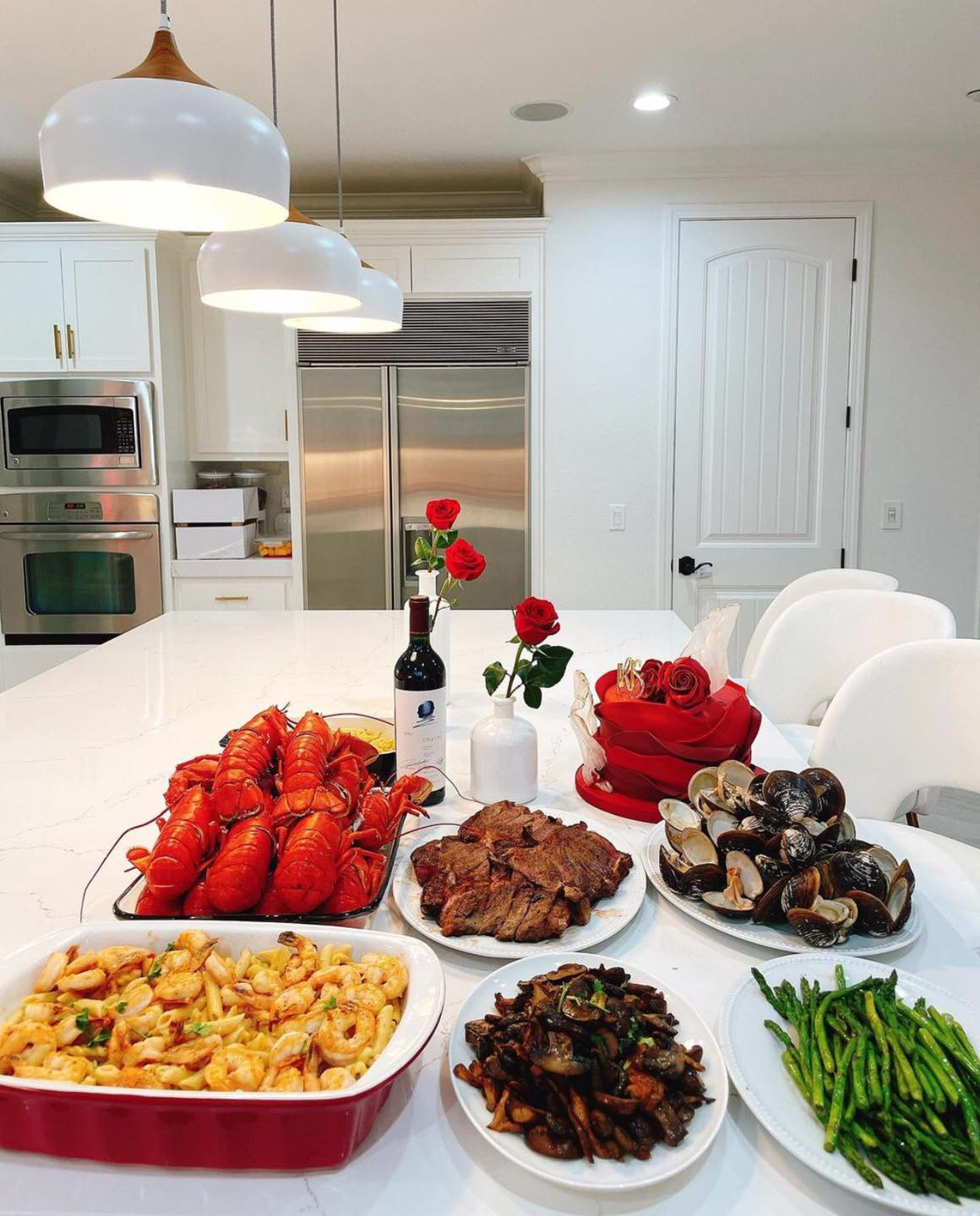 Phạm Hương từng cho biết, bản thân rất thích vào bếp nấu những món ăn ngon cho con trai đầu lòng Maximus và ông xã. Nguồn ảnh: FBNV