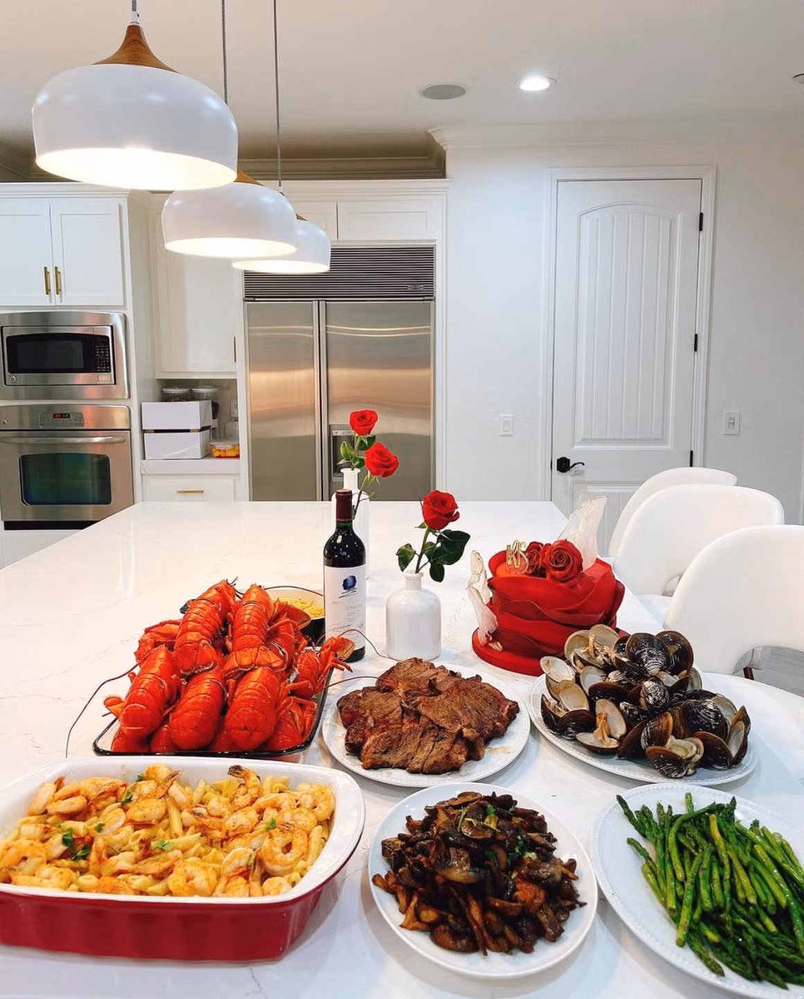 Phạm Hương từng cho biết, bản thân rất thích vào bếp nấu những món ăn ngon cho con trai đầu lòng Maximus và ông xã. Nguồn ảnh: FBNV